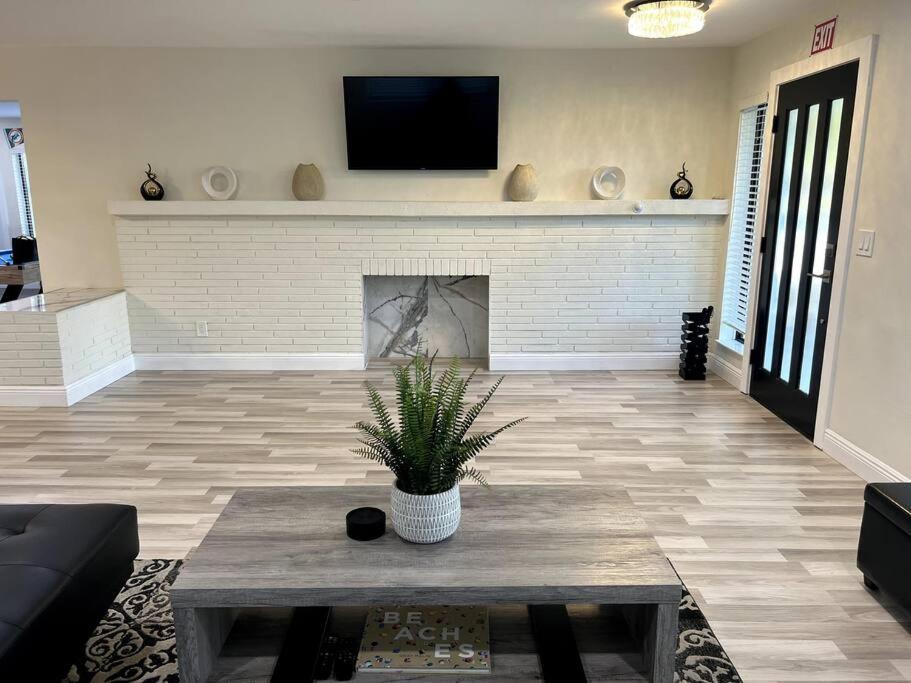 Villa Modern Tropical Oasis With Arcade, Hottub & Minigolf Hollywood Esterno foto